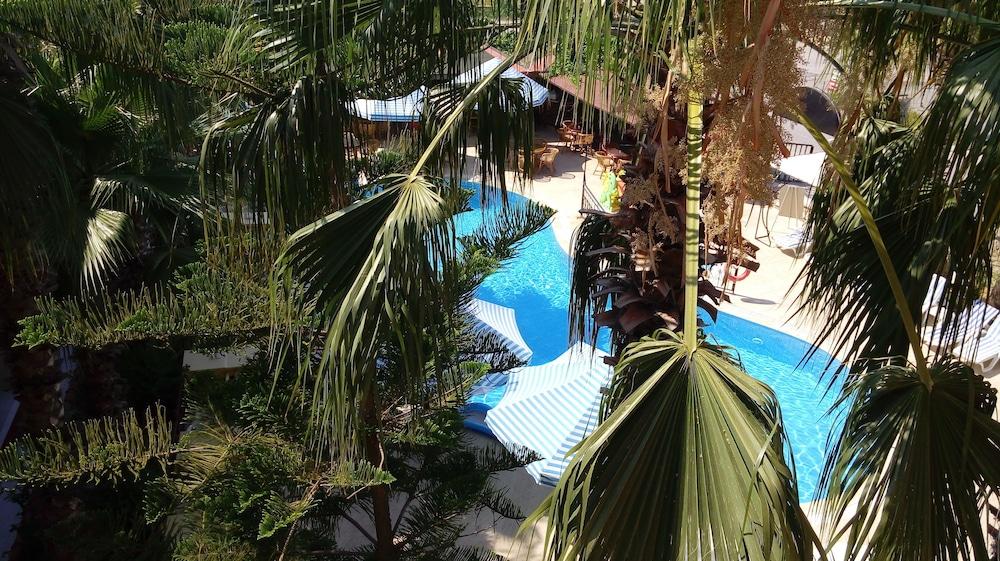Semoris Hotel Side Exterior foto